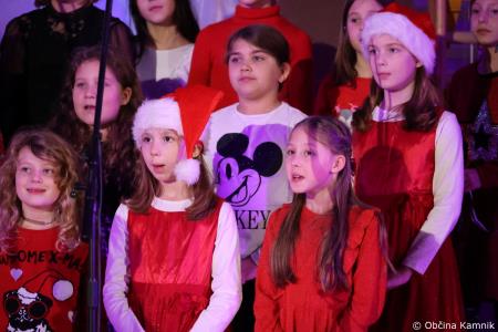 Miklavžev koncert na Osnovni šoli Toma Brejca napolnil telovadnico do zadnjega kotička (19)